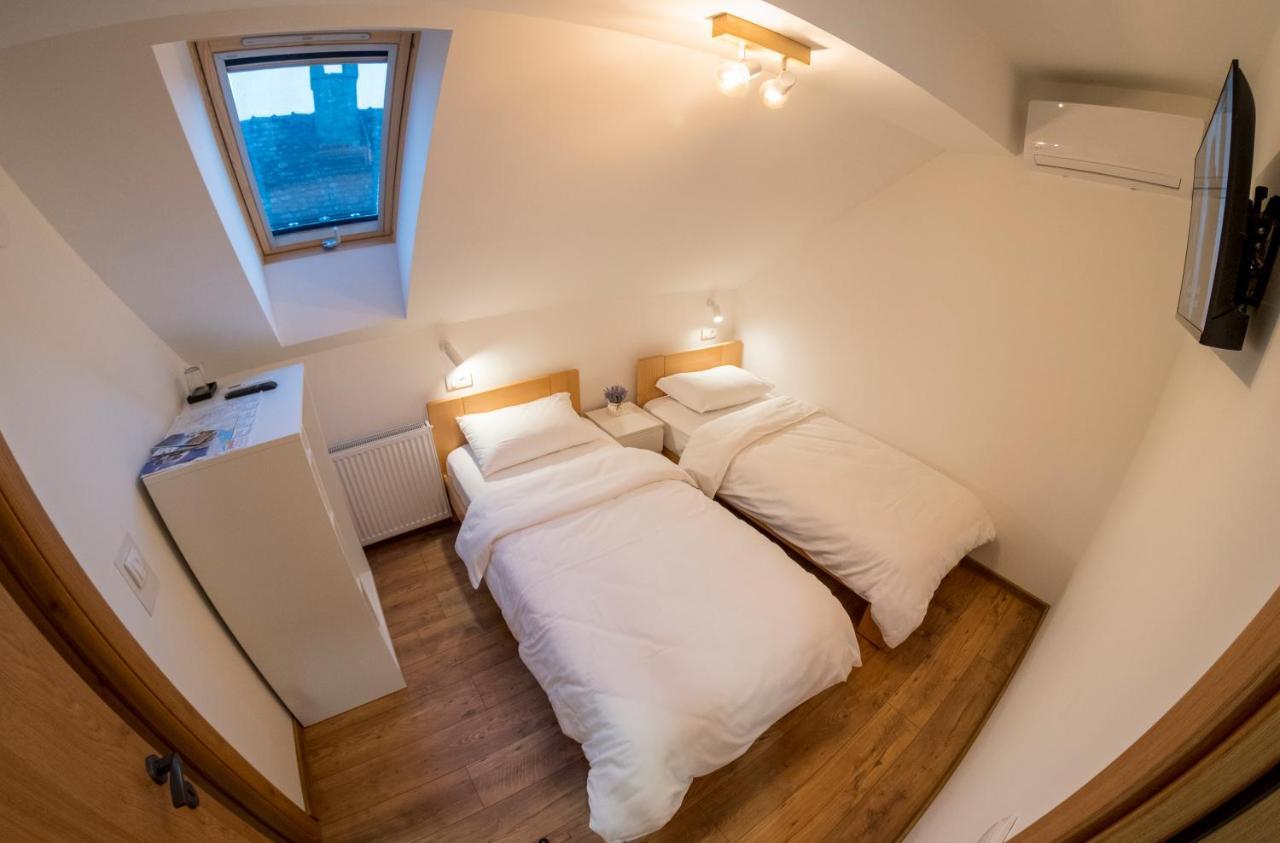 Petlov Salas Rooms โนวีซาด ภายนอก รูปภาพ