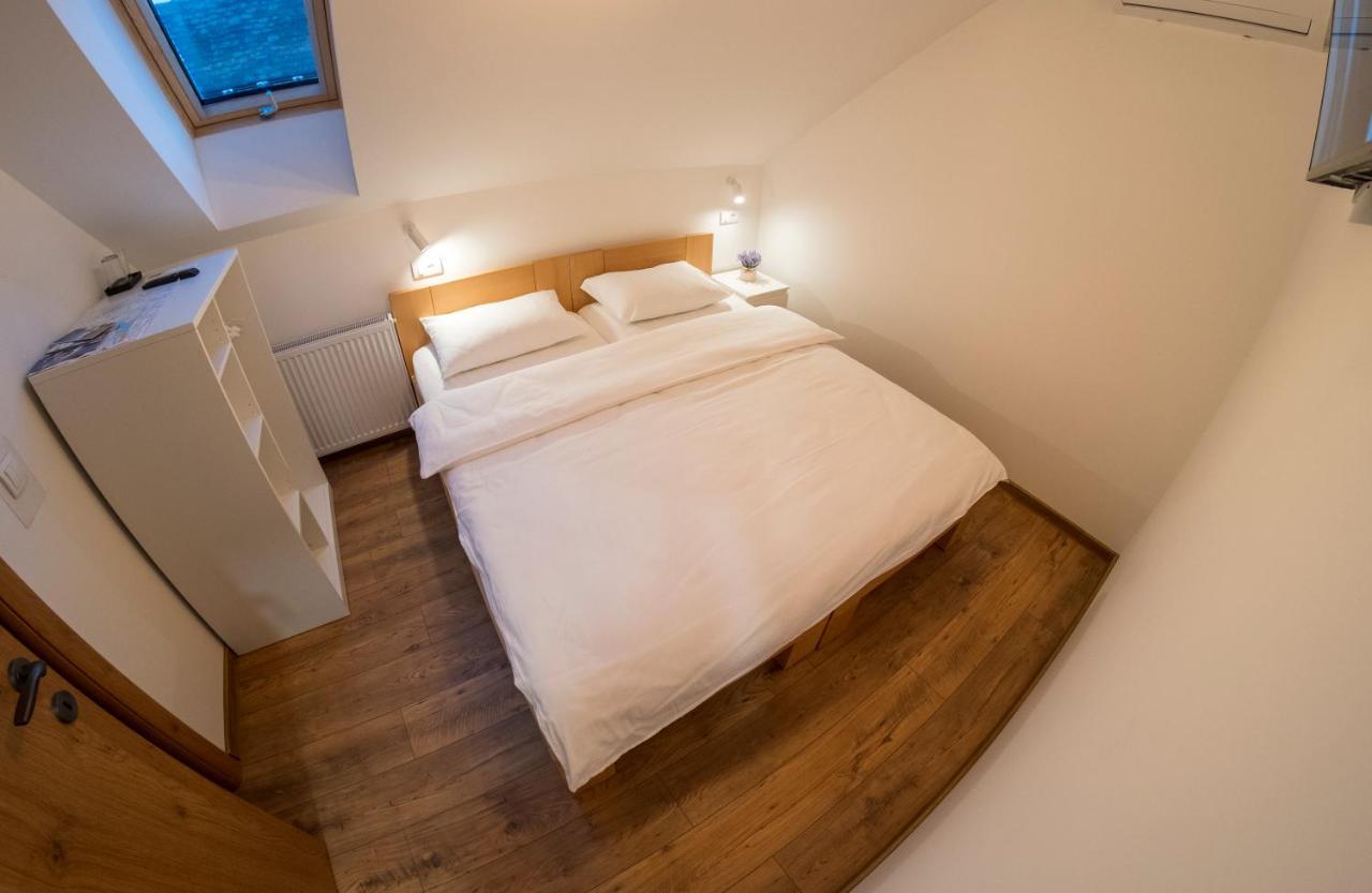 Petlov Salas Rooms โนวีซาด ภายนอก รูปภาพ